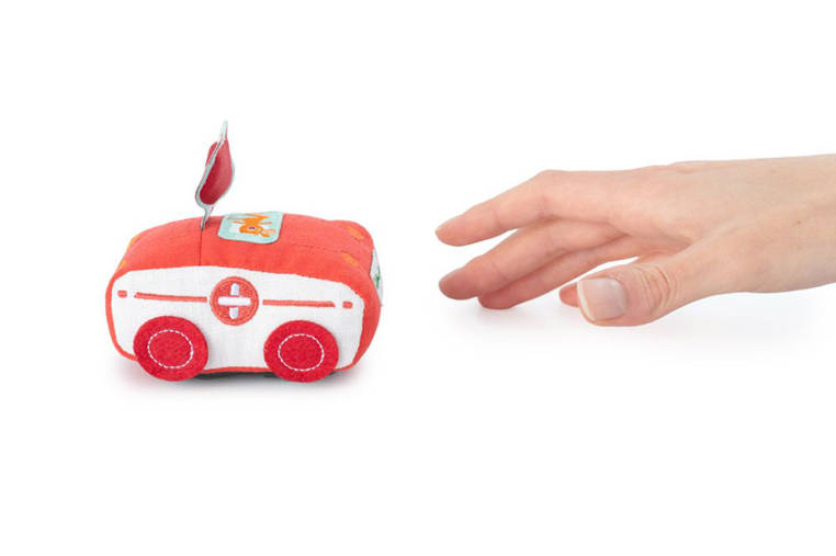 Miękkie auto ambulans z napędem pull-back Lisiczka Alice Lilliputiens